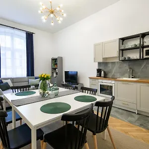 https://wawelove-spacious-3-bedroom-apt-1-min-to-main-sq.krakowhotelspoland.com