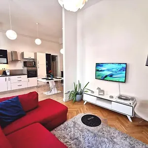 https://luxury-apartment-near-astoria-with-ac.inbudapesthotels.com